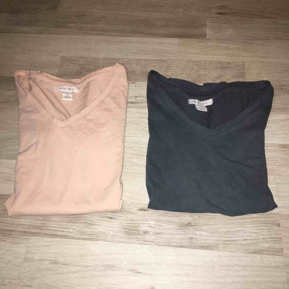 Två t-shirts som är vringade, en för 30 eller båda för 50kr🌹. T-shirts.