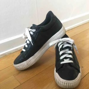  - Vid leverans: 20kr + frakt. OBS: de är storlek 40 men är små i storleken därav passar som 38.  Svarta skor med vit lägre platå. Konstläder.  Ordinarie pris: 499kr