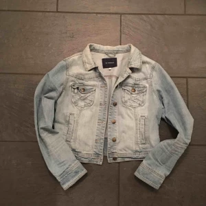  - Söt jeansjacka, kort modell. 🥰 köpt på MQ