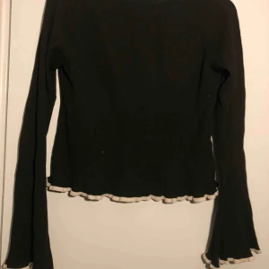  - tröja med volangdetaljer, passar även S. knappt använd, möts upp i gävle annars fraktar jag kostar ca 25-30kr👊🏼