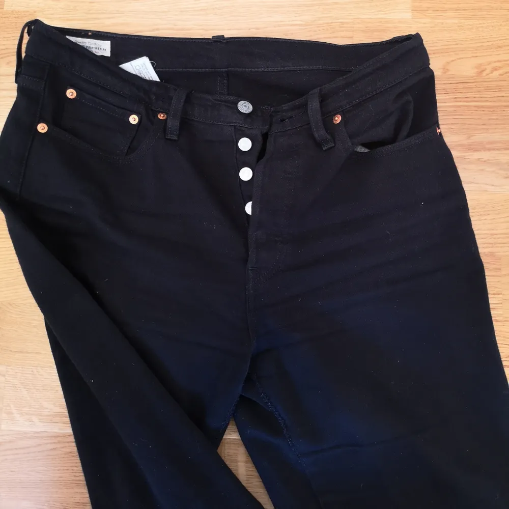Svarta byxor från levi's. Har croppat dem lite själv vilket man ser på första bilden men jag skulle inte säga att de är korta i längden pga detta. Frakt betalas av köpare😊. Jeans & Byxor.