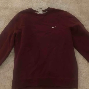  - Skön Nike tröja i en vinröd färg, lappen är borta men om jag minns rätt är den i storlek L men passar mig som egentligen har S. Jättefint skick! (Bor i Stockholm, kan mötas upp) 