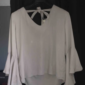  - Blus från NAKD. Säljer för att den aldrig kommer till användning. Köparen står för frakt