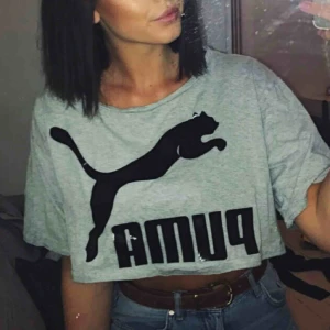  -  Lös croppad T-shirt från puma. Köpt ny, säljer pga att den aldrig kom till användning. Skriv om ni vill veta något mer!:) Frakt tillkommer eller inte beroende på hur mycket den kostar.