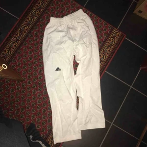  - Balla byxor från Adidas! Tyget är lite ”krisp” typ och det är snörning i midjan:)