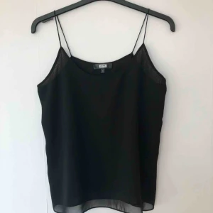  - Svart topp från Bikbok✨ använd bara 2/3 gånger,säljer pga den är lite stor på mig.