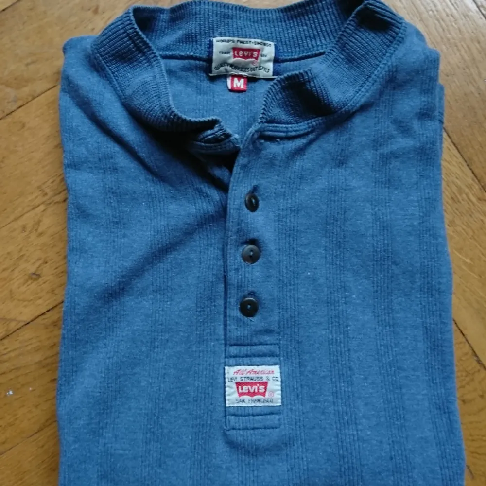 Vintage Levi's tröja farfarsmodell, storlek M (herr tror jag). Köparen betalar frakten ✨ . Tröjor & Koftor.