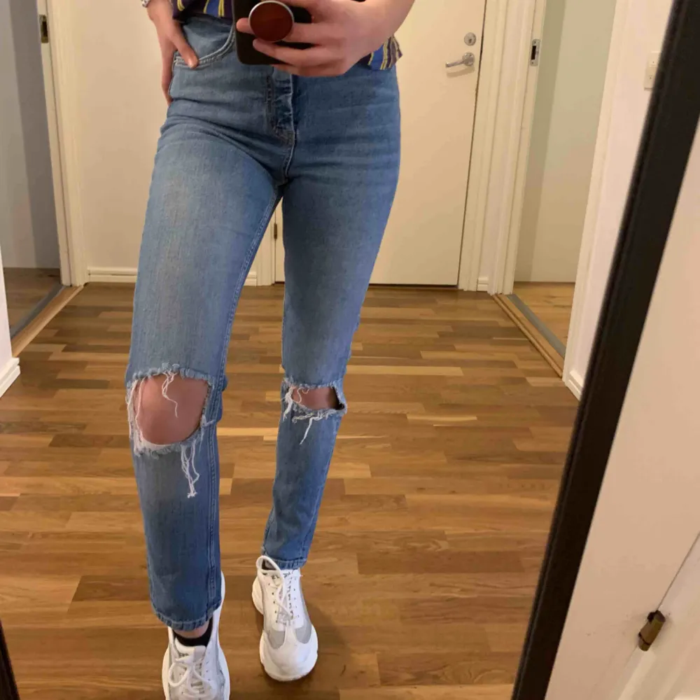 Snygga håliga jeans med hög midja🤩 Är i bra skick och jag kan skicka fler bilder om det behövs. Köparen står för frakt.. Jeans & Byxor.