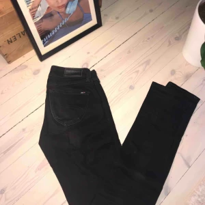  - Svarta jeans från Tommy hilfiger, mycket sparsamt använda