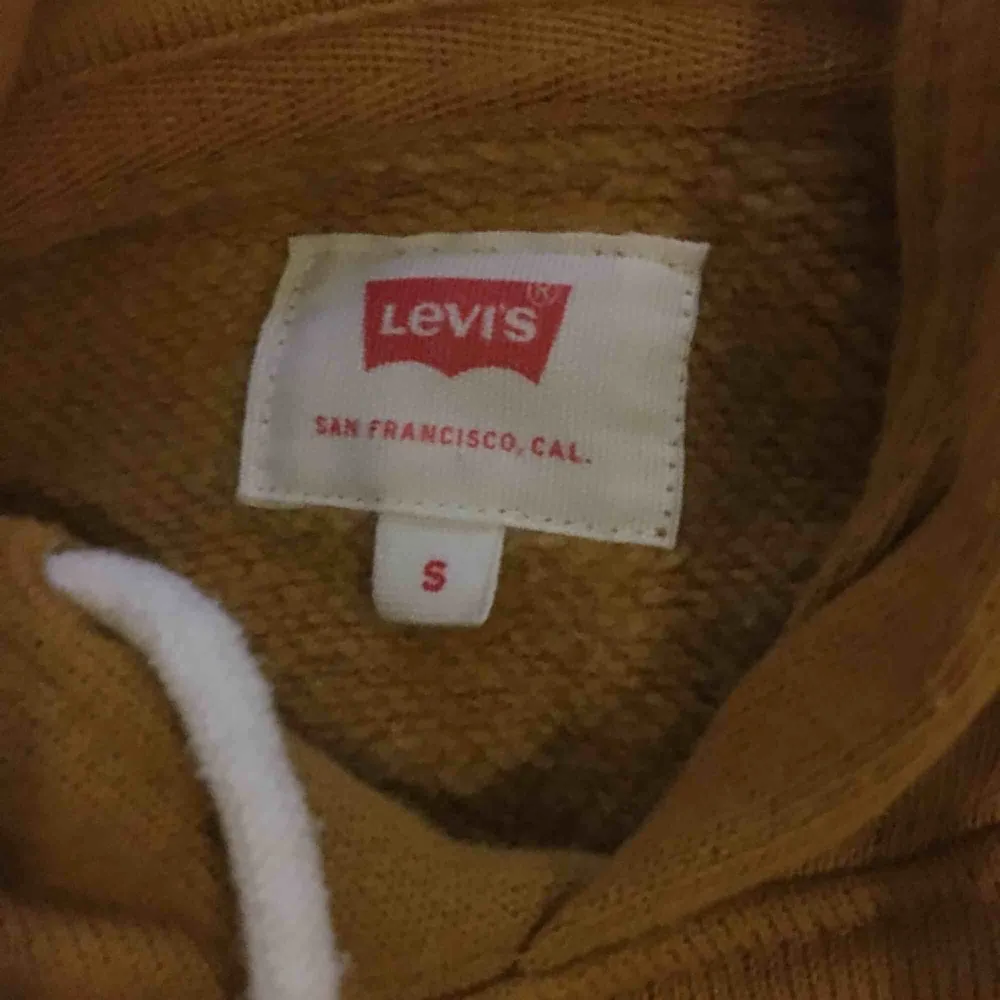 Levis hoodie (mustard yellow) köpt i stockholm i somras på Carlings. Äkta. använd 3 gånger så det är i otroligt bra skick! nypris 800kr köpare står för frakt ca. 60kr . Hoodies.