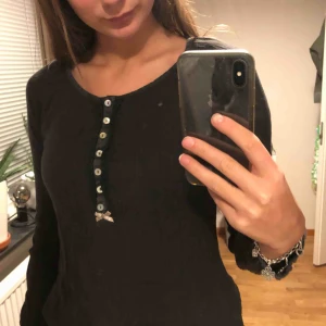  - Jättesöt blus från Odd Molly som tyvärr inte kommer till användning längre. I fint begagnat skick.  Bjuder på frakten om du köper 2 grejer eller mer!