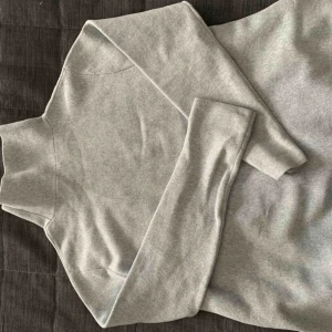  - Fin tröja från COS. Nypris 1200. Använd fåtal gånger, fint skick! 