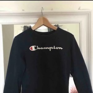  - Säljer denna fina champion tjocktröjan. Köpt på plick, därav de låga priset. Super skön och använd endast en gång. 