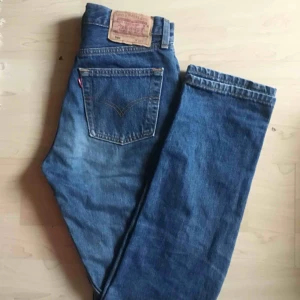  - Säljer ett par levis då de var för små för mig. Super fina mom jeans, alltså är de rakare i benen och tighta upptill. Lite slitna mellan benen därav det billiga priset. Modell Levis 501 W28 L32. Kan mötas i Uppsala, annars står köparen för frakten!❤️