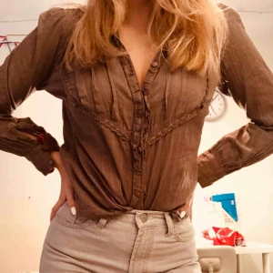  - Supercool lite 70-tals skjorta i ett coolt mönster, supersnygg lite uppknäppt med en anygg spetsBH under :)