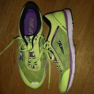  - Löparskor från Salming, i jättebra skick! Strl 38 2/3. Väldigt bekväma och sköna men tyvärr för stora för mig som har strl 37. 