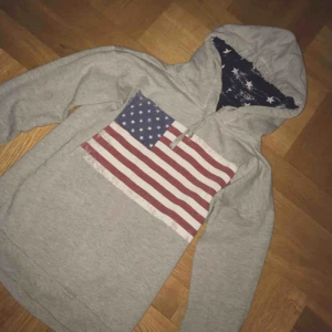  - Grå hoodie Storlek xs-s Bra skick och sitter skit bra på