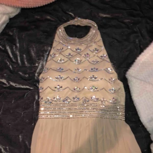  - Beige balklänning, använd en gång, fint skick med paljettdetaljer.