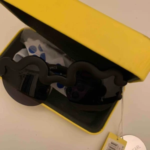  - Nya solgalsögon med etiketter kvar. 