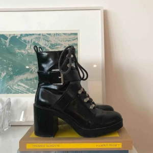  - Lack boots från zara, super bekväma, dragkedja i sidan