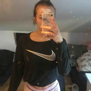  - Nike sweater så himla mjukt material, första bilden visar när jag knutit upp den med hjälp av slitsen på andra bilden utan att knyta upp den ser den ut som på tredje bilden, alltså längre på vänstra sidan