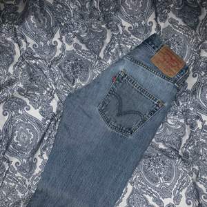 Super snygga Levi’s 501 jeans i stl 26/32! Köpta här på plick men tyvärr för små för mig:/ 