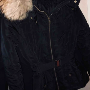  - Pälsen medföljer INTE! Jätte fin jacka i övrigt, använd endast några gånger.