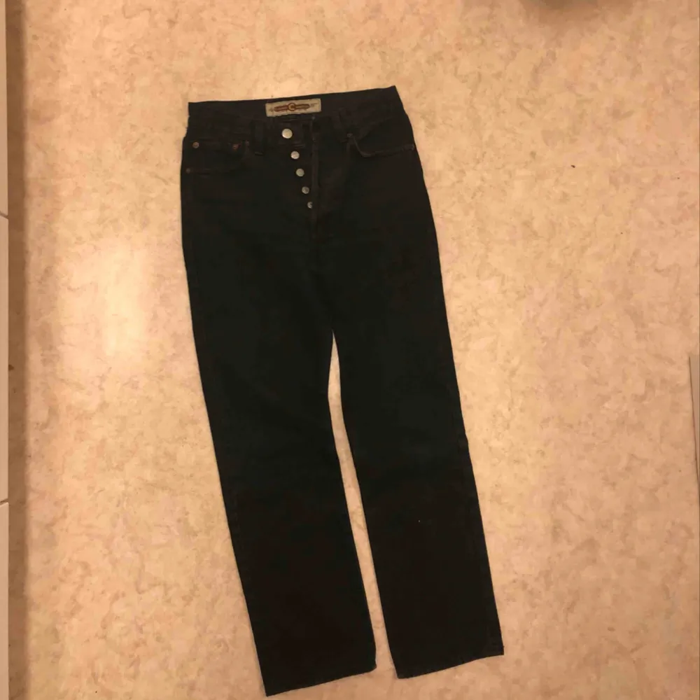 Vintage jeans från Crocker. Passar en 25/26:a :) Svarta mot det gråa hållet! . Jeans & Byxor.
