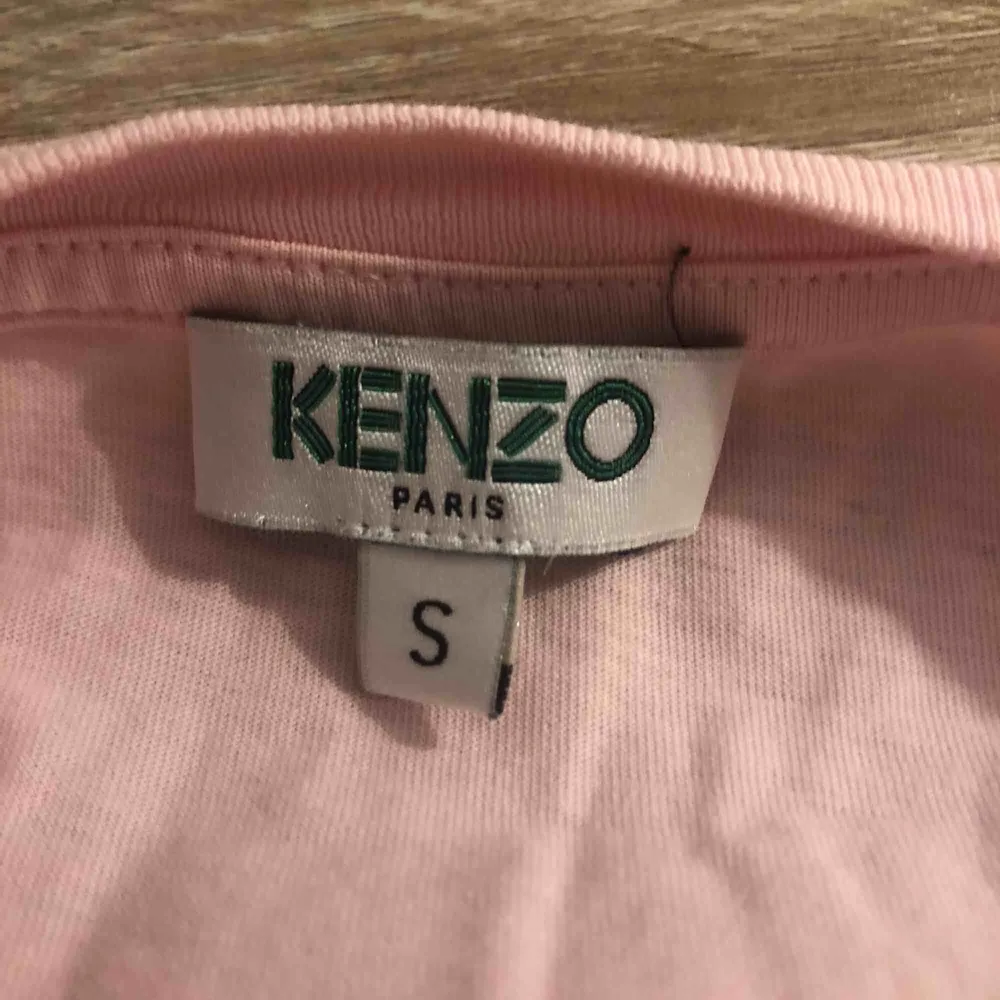S/xs Kenzo T-shirt Knappast använd Står ej för frakt💕. Skjortor.