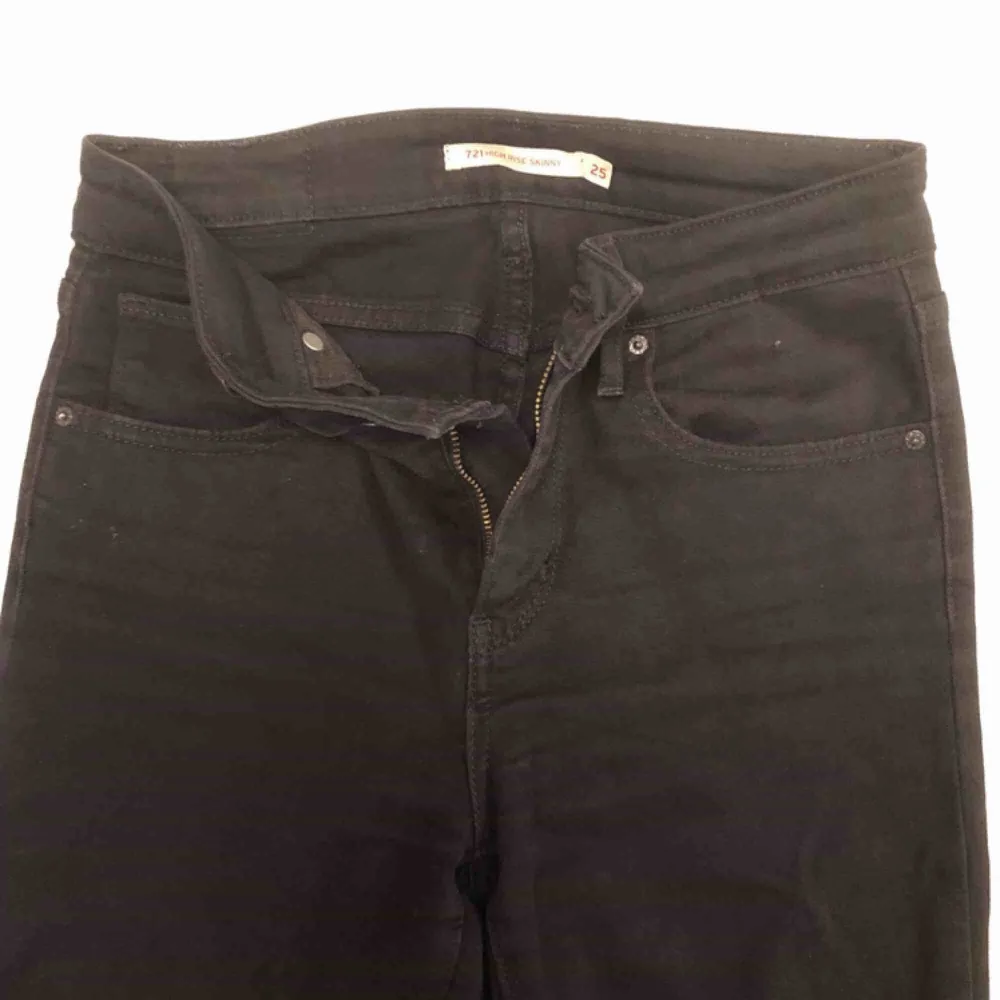 Helt vanliga svarta tajta jeans från Levi’s. Har tyvärr ingen bild med dem på då de blivit för små. 150kr inkl. Frakt. Jeans & Byxor.