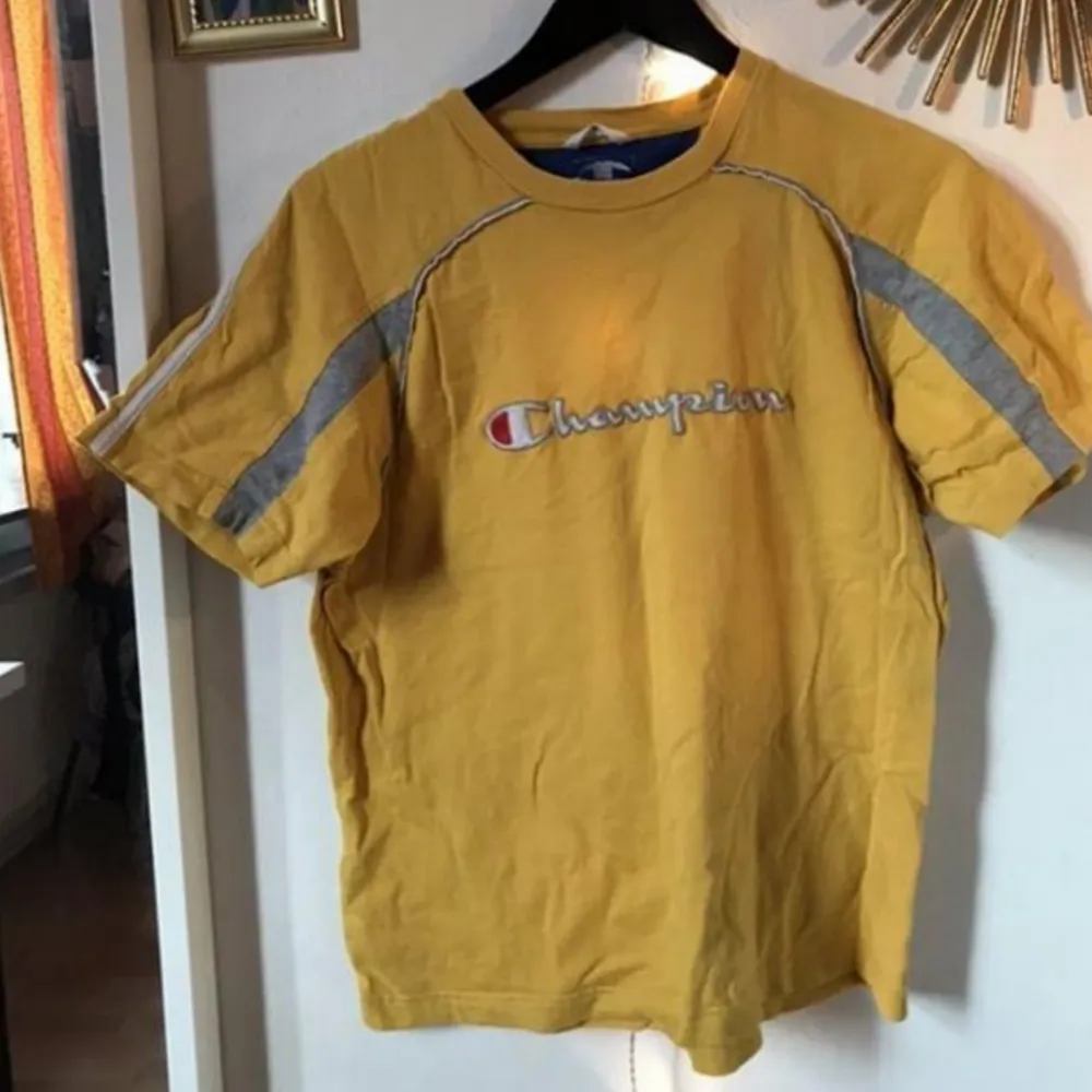 En gul champion tröja, köpt på beyond retro. Nästan aldrig använd. Den är helt nytvättad därför lite skrynklig :) . T-shirts.