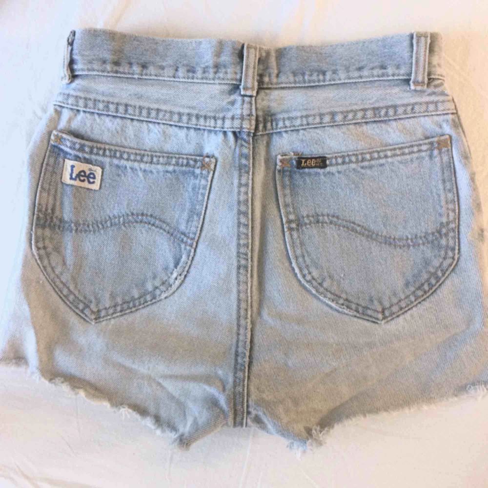 Avklippta jeans shorts i ljus tvätt, hög midja och snygg passform✨. Shorts.