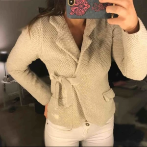  - Odd molly kofta använd fåtal gånger. Storlek 0 (XS) Nypris cirka 1,500kr Ska varan skickas står köparen för frakten.