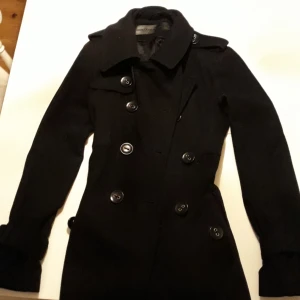  - Svart jättefin ull jacka, hämtas i Mehedeby eller tas till Tierp.