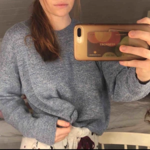  - Jättefin blå stickad tröja! Frakt tillkommer