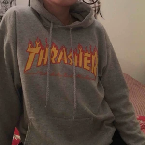  - En snygg och självklart äkta thrasher hoodie i bra skick!  