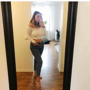  - Säljer tröjan då jag inte kommer att använda den. Sparsamt använd 