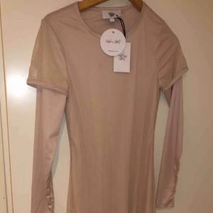  - Splitterny klänning, aldrig använd på grund av fel storlek.  Möts upp i Uppsala. Kan frakta men köparen står för frakt avgiften. 