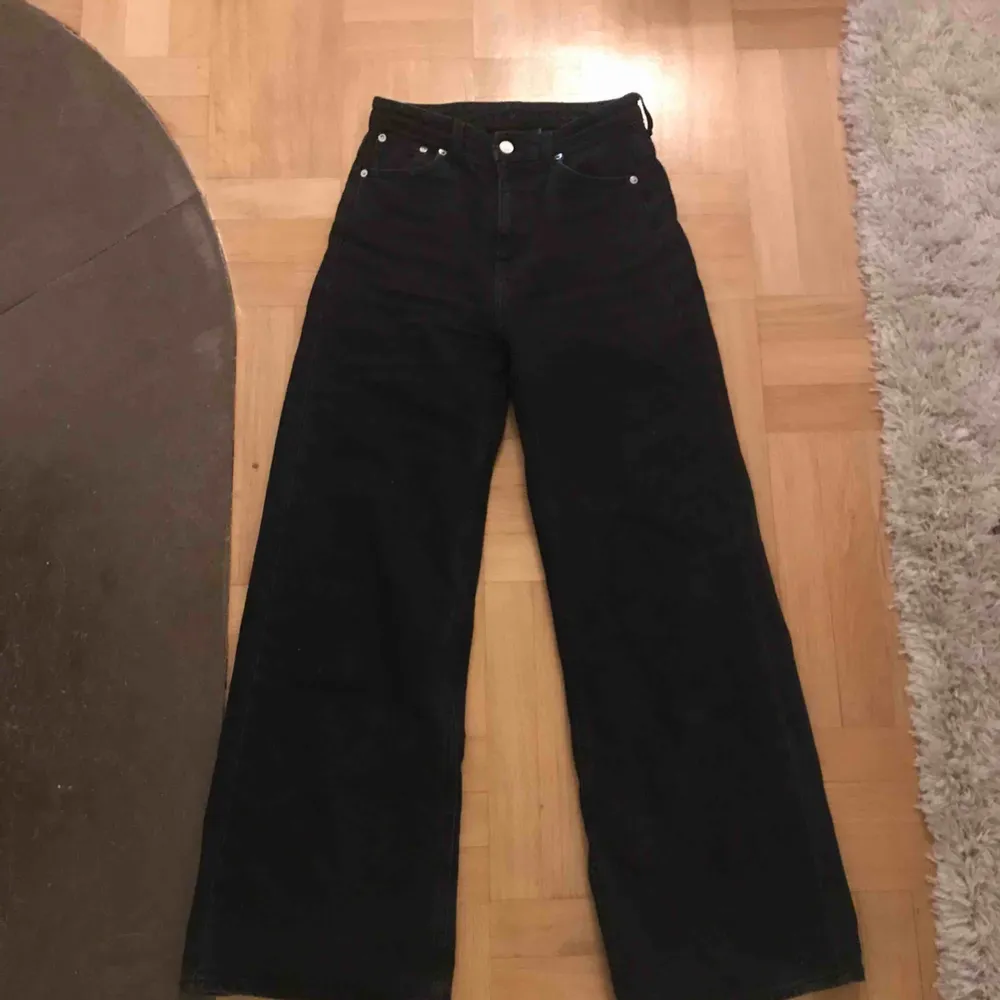 Ace jeans från weekday nypris 500kr, jättefina men säljer för att de har är för små för mig! Lite urtvättat svart färg som fanns där när jag köpte dem, frakt tillkommer. Jeans & Byxor.