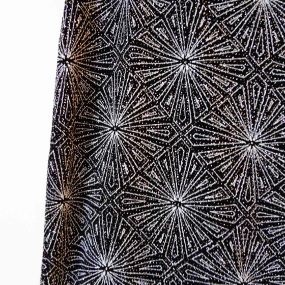 Glittrig mönstrad kjol i svart och silver från H&M. Aldrig använd, endast provad & tvättad. Kommer tyvärr aldrig till användning, så hoppas att den kan hitta ett nytt hem. 📬 Frakt ingår . Kjolar.