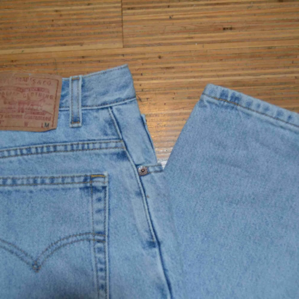 Jeans från Levis Rak modell m liten fläck. Jeans & Byxor.