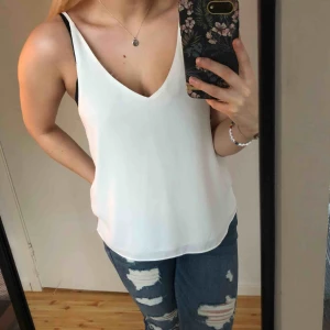  - Linne från Bikbok med v-ringning, djupare i ryggen. Material som en blus vilket gör den lite festligare. Jätteskönt och simpelt linne som funkar till allt. Passar även S  Köper du det vita också bjuder jag på frakten annars står köparen för frakt 🌸