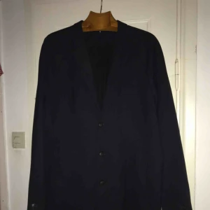  - Stilig marinblå kappa från Whyred, köptes förra året för ca 2500kr. Kappan är i nyskick då den bara använts 2 gånger.   Fler bilder kan skickas vid förfrågan.