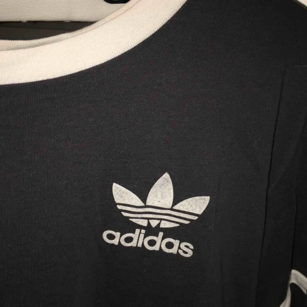 Adidas tröja i bra skick. Använd ganska många ggr. Frakt inräknad i priset💸. T-shirts.