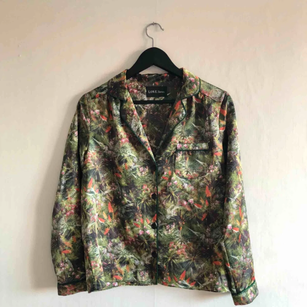 - Love stories  - blus / skjorta i populära pyjamasskjort modellen - Silkestyg - djungelmönster i grönt - passar storlek S. Blusar.