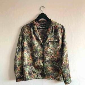 - Love stories  - blus / skjorta i populära pyjamasskjort modellen - Silkestyg - djungelmönster i grönt - passar storlek S