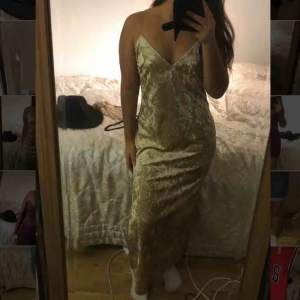  - Guldfärgad lös klänning i sammet, storlek M  Aldrig använd, skick:10/10  Prislapp är fortfarande kvar