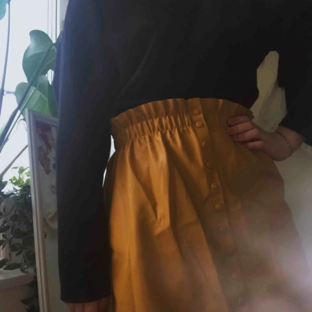 superfin gul kjol från zara, aldrig använd! den är i storlek medium men upplever att den är lite stor i modellen. kan mötas upp i stockholm eller frakta, men köparen står för frakten.. Kjolar.