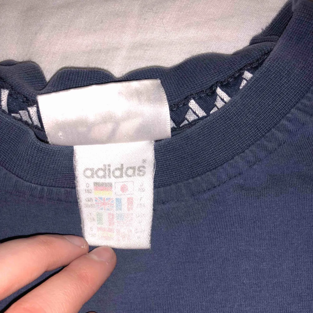 T-shirt från Adidas, köparen står för frakten . T-shirts.