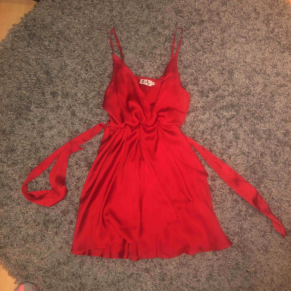 Röd klänning från Linn Ahlborgs kollektion för NA-KD (Layered Tie Waist Dress). Använd 1 gång. Storlek 32 men passar även mig som vanligtvis har 34. Köparen står för fraktkostnaden!. Klänningar.